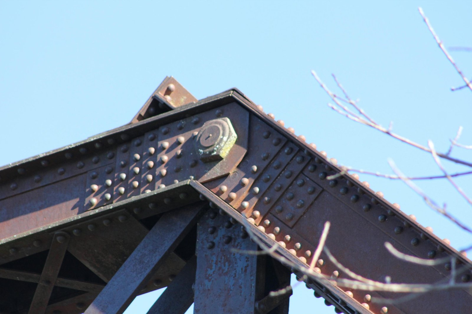 Upper angle connection, south span